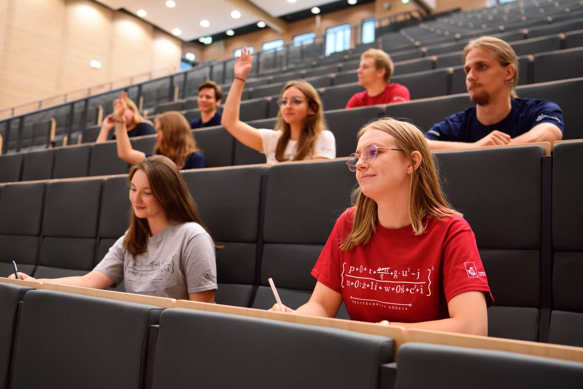 Studenci podczas wykładu w auli.