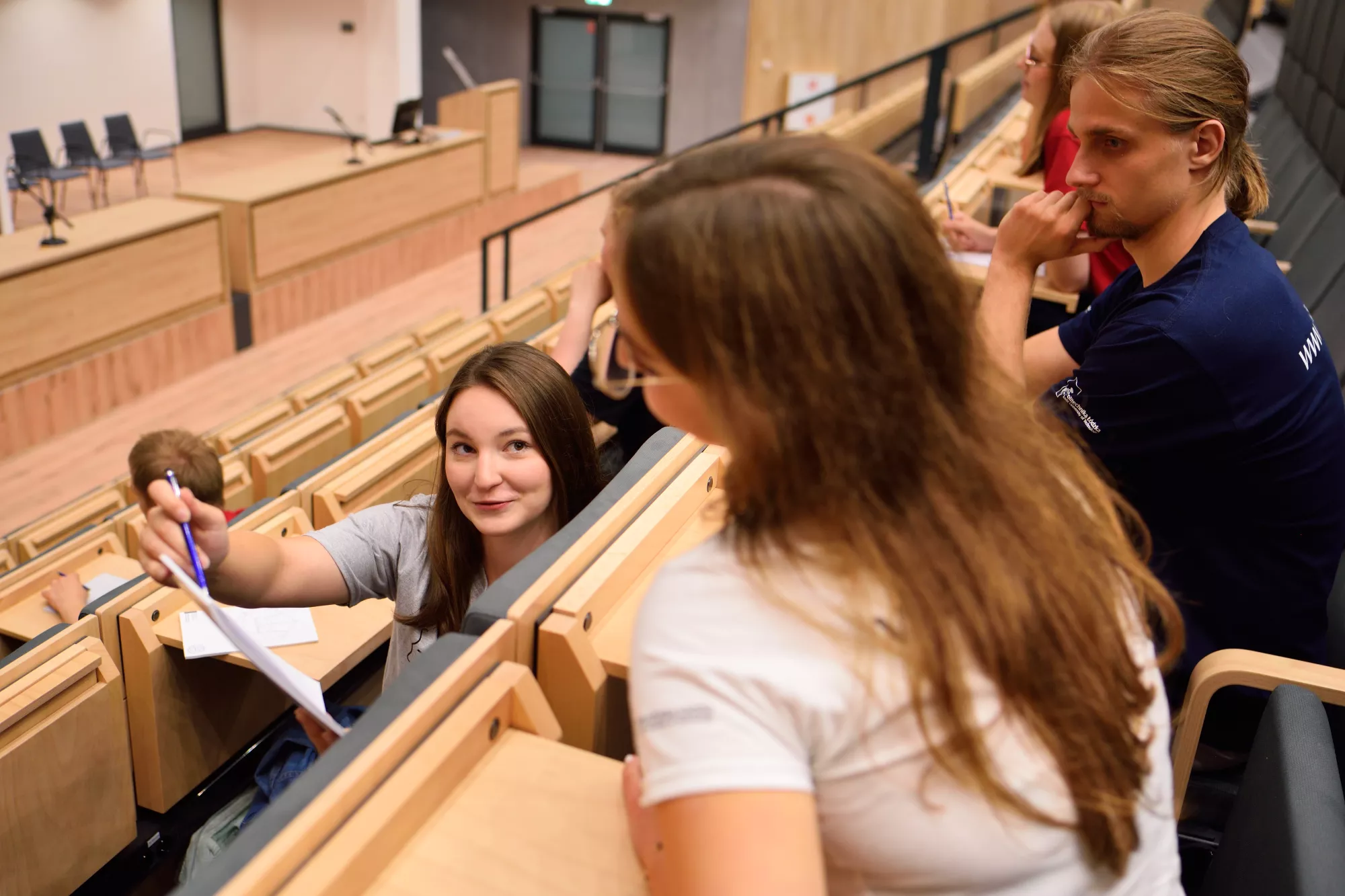Studenci podczas wykładu w auli.