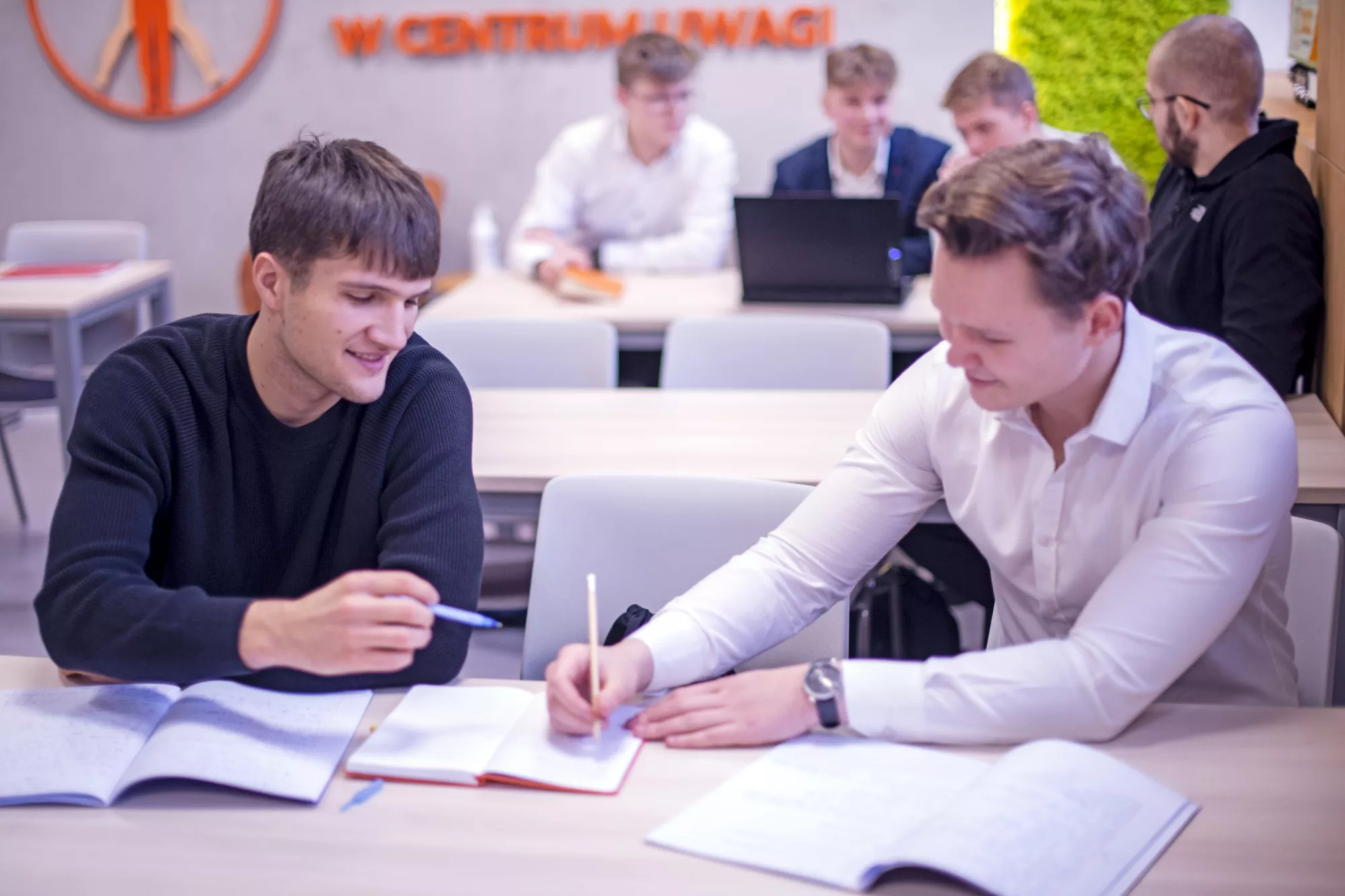 Studenci rozmawiają podczas zajęć.