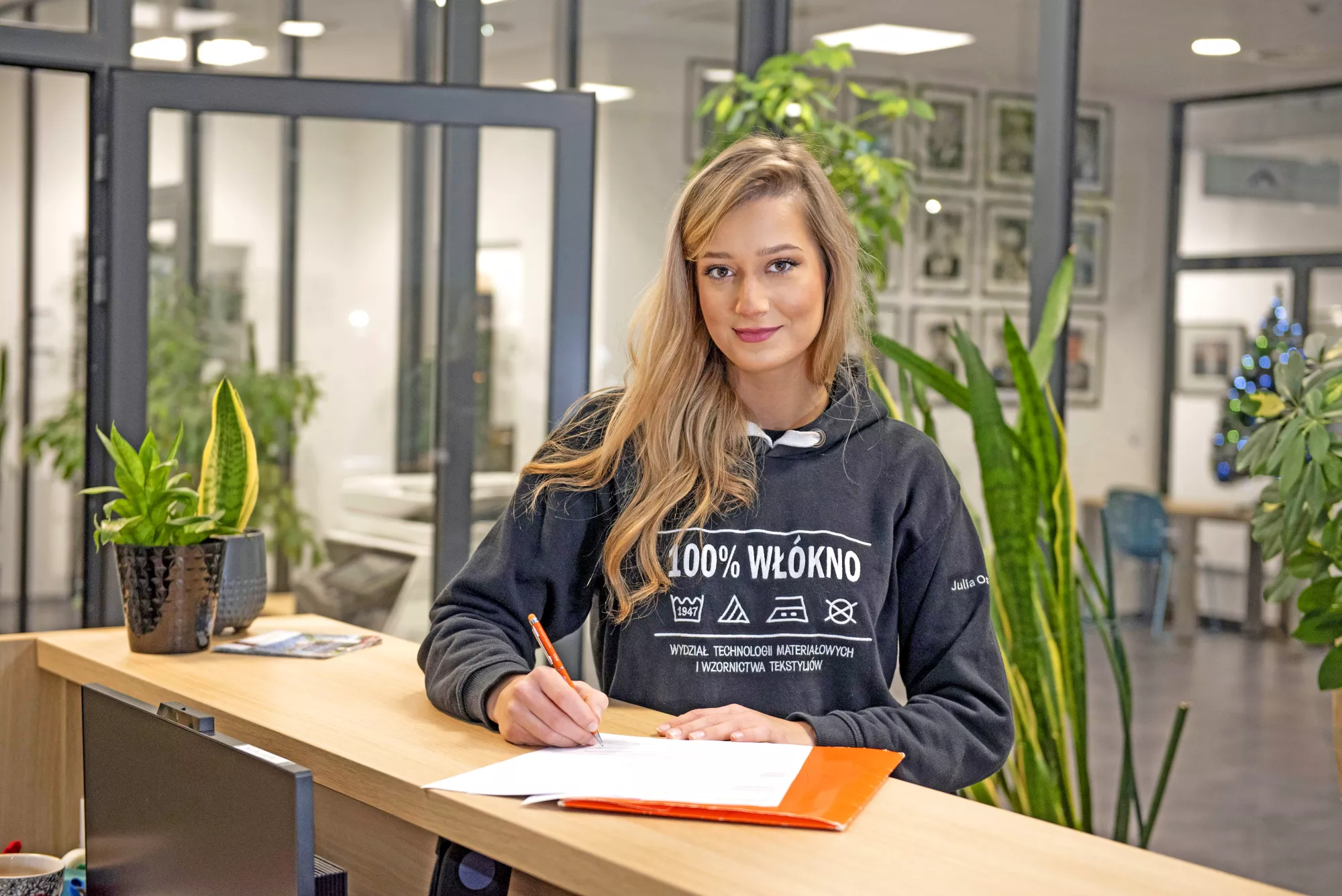 Studentka wypełnia dokumenty.