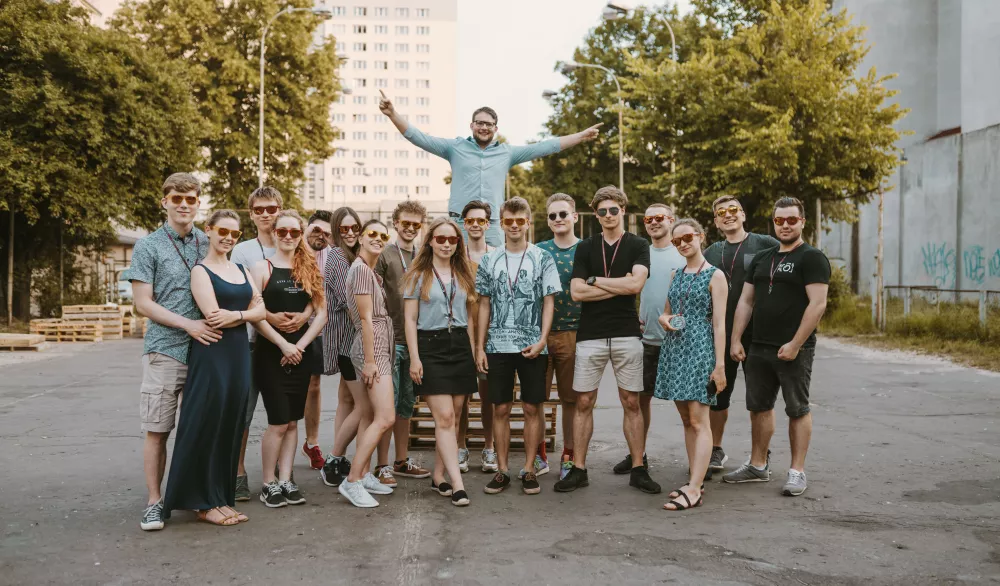 Grupa studentów przed budynkami.